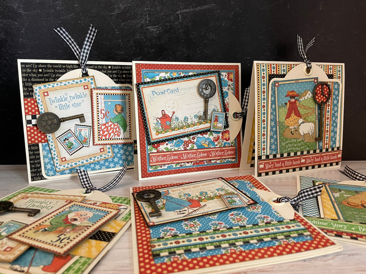 Graphic 45 Mother Goose Square Tag & Metal Clock Key Card Set 2021 Kit de tarjeta mensual Volumen 7
